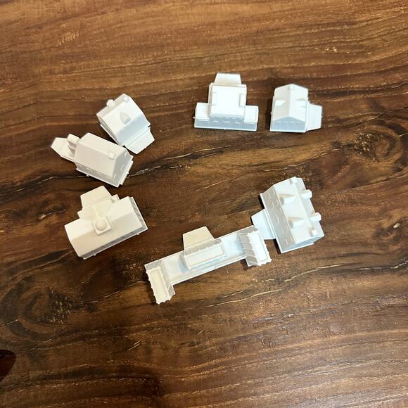 Game of Life Replacement Pieces Parts 7 White Plastic Buildings Houses 2005 - Picture 3 of 6
